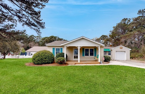 Morehead City Casa | Dog-friendly home near water with foosball, bikes, grill, outdoor shower, & W/D