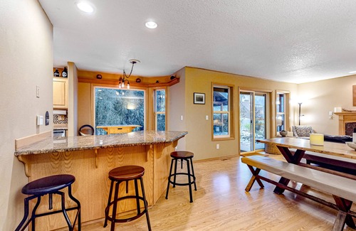 Mount Hood Village Casa | Dog-friendly home with hot tub, shared pool, firepit, fireplace, & river access