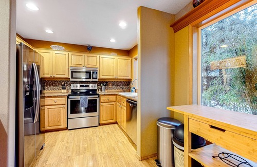 Mount Hood Village Casa | Dog-friendly home with hot tub, shared pool, firepit, fireplace, & river access