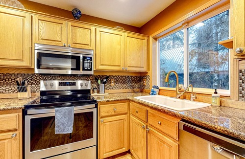 Mount Hood Village Casa | Dog-friendly home with hot tub, shared pool, firepit, fireplace, & river access