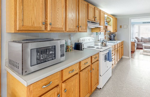 South Chatham Casa | Dog-Friendly Home w/Yard, Deck, Free WiFi, New Gas Grill - Walk to the Beach