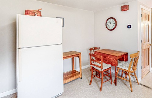 South Chatham Casa | Dog-Friendly Home w/Yard, Deck, Free WiFi, New Gas Grill - Walk to the Beach
