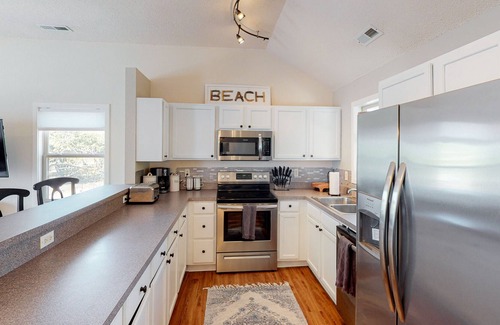 Sea Scape Casa | Dog-friendly home with hot tub, central AC & washer/dryer - snowbird-friendly
