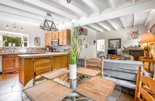 Inglenook Cabina | hogar agradable para perros w / jacuzzi privado, terraza y parrilla + sólo la mitad de una milla de la playa