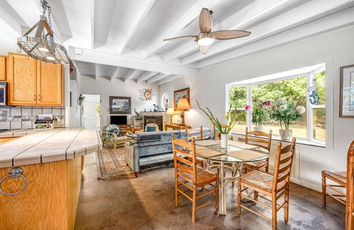 Inglenook Cabina | hogar agradable para perros w / jacuzzi privado, terraza y parrilla + sólo la mitad de una milla de la playa