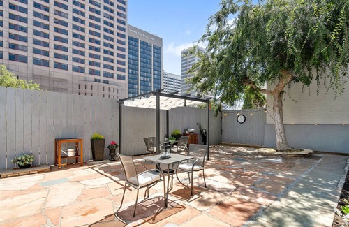 Cortez Hill Condominio | ¡NUEVO LISTADO! Casa para perros con cocina completa y patio amueblado, cerca del centro