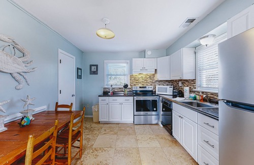 Avon Casa | Dog-friendly home with shared pool, private deck, central AC, free WiFi