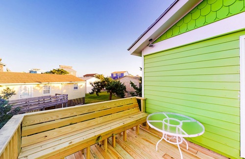 Avon Casa | Dog-friendly home with shared pool, private deck, central AC, free WiFi