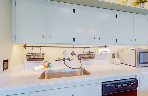 Redmond Casa | Dog-friendly home with great deck, firepit & fireplace - walk to shops & dining