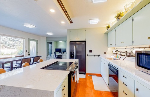 Redmond Casa | Dog-friendly home with great deck, firepit & fireplace - walk to shops & dining