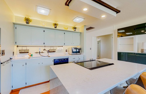 Redmond Casa | Dog-friendly home with great deck, firepit & fireplace - walk to shops & dining