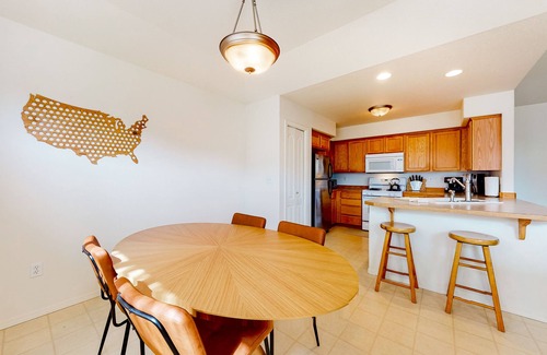 Redmond Casa | Dog-friendly home with enclosed yard, fireplace, W/D, central AC, & streaming