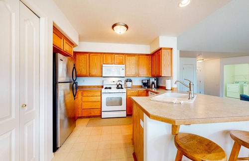 Redmond Casa | Dog-friendly home with enclosed yard, fireplace, W/D, central AC, & streaming