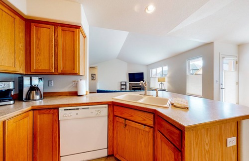 Redmond Casa | Dog-friendly home with enclosed yard, fireplace, W/D, central AC, & streaming