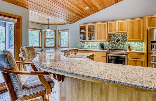 Deer Park Casa | Dog-Friendly Home with WiFi, Fireplace, & Deck, Private Hot Tub, & SHARC Passes