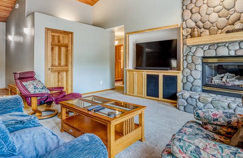 Deer Park Casa | Dog-Friendly Home with WiFi, Fireplace, & Deck, Private Hot Tub, & SHARC Passes