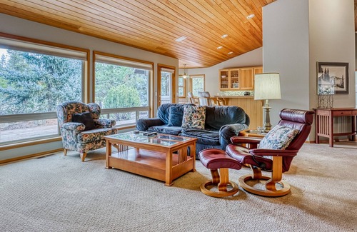 Deer Park Casa | Dog-Friendly Home with WiFi, Fireplace, & Deck, Private Hot Tub, & SHARC Passes
