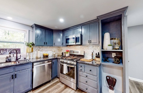 West Yarmouth Casa | Dog-friendly home with grill, deck, full kitchen, & washer/dryer - close to golf