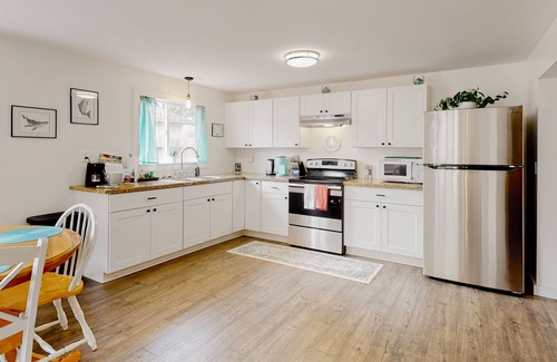 Cutten Casa | Dog-friendly home with washer/dryer & free WiFi - half mile to hiking & zoo