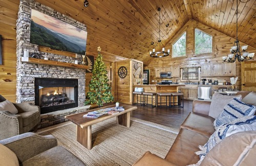 Wears Valley Cabina | Dog Friendly, Hot Tub, Easy Drive, Pool Table, HUGE Gameroom, Arcade, Yard,