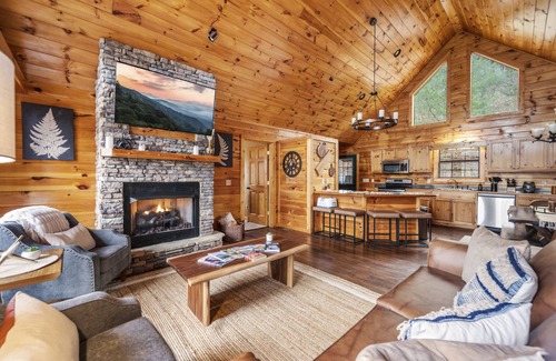 Wears Valley Cabina | Dog Friendly, Hot Tub, Easy Drive, Pool Table, HUGE Gameroom, Arcade, Yard,