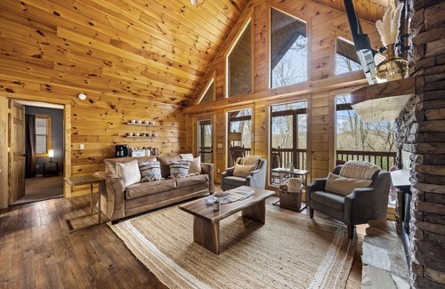 Wears Valley Cabina | Dog Friendly, Hot Tub, Easy Drive, Pool Table, HUGE Gameroom, Arcade, Yard,