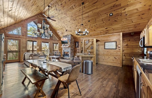 Wears Valley Cabina | Dog Friendly, Hot Tub, Easy Drive, Pool Table, HUGE Gameroom, Arcade, Yard,