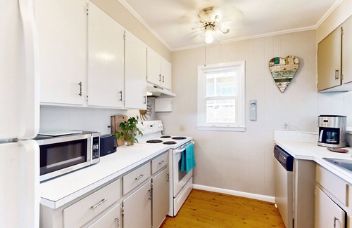 Surf City Casa | Dog-friendly house with enclosed yard, deck, grill, central AC & washer/dryer