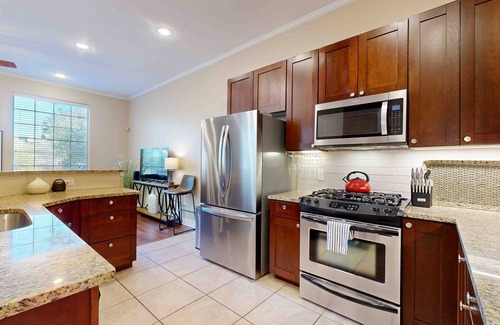 West Congress Casa | Dog-friendly house with enclosed backyard, W/D, close to Downtown Austin