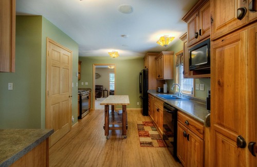 Custer Casa | Dog-friendly house with mountain view and pool access