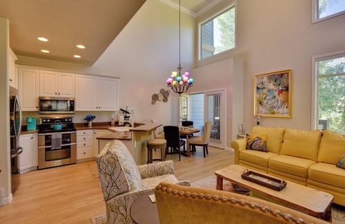 Ogden Condominio | Dog-Friendly Huntsville Vacation Rental w/ Pool!