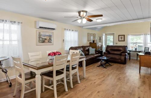 Pullman Casa | Dog-Friendly Idyllic Lakefront Home