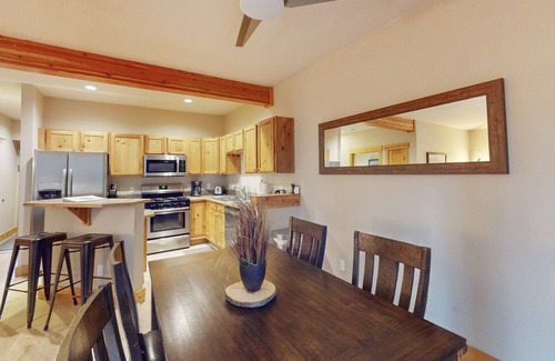 Keystone Condominio | Dog-Friendly Keystone Condo w/Shared Pool & Hot Tub - Near River Run & Downtown