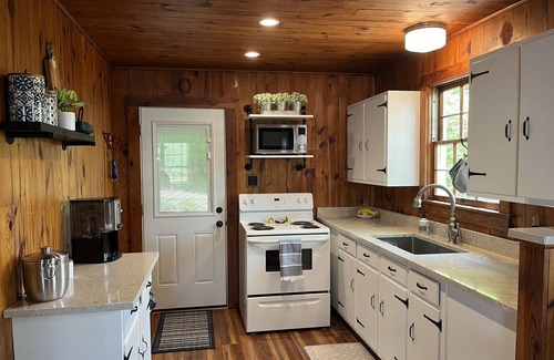 Jefferson City Casa | Dog Friendly Lakefront Cabin with Amazing Sunset Views & New Boat dock.
