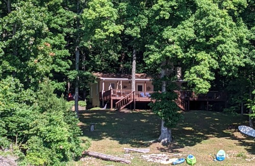Jefferson City Casa | Dog Friendly Lakefront Cabin with Amazing Sunset Views & New Boat dock.