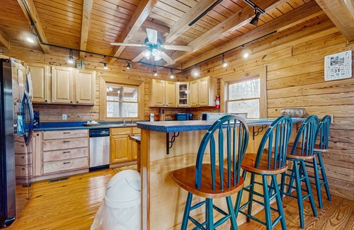 Tazewell Cabina | Dog-friendly lake home with private floating dock - jetted tub, firepit, & decks