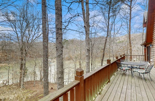 Tazewell Cabina | Dog-friendly lake home with private floating dock - jetted tub, firepit, & decks