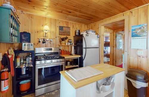 Greenville Chalet De Esquí | Dog-friendly, lake-view chalet with gazebo, wraparound deck, grill, & fireplace