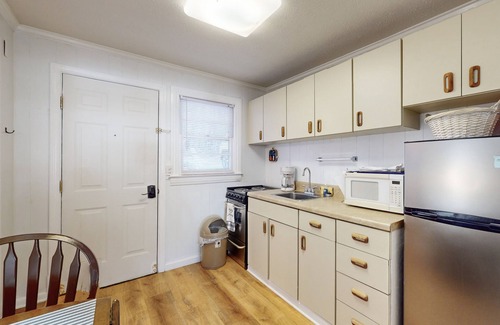 Flat Rock Apartamento | Dog-friendly lakefront condo with pool, canoes, & WiFi - in a perfect location