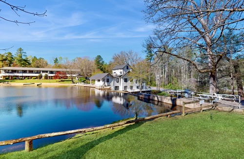 Flat Rock Apartamento | Dog-friendly lakefront condo with pool, canoes, & WiFi - in a perfect location