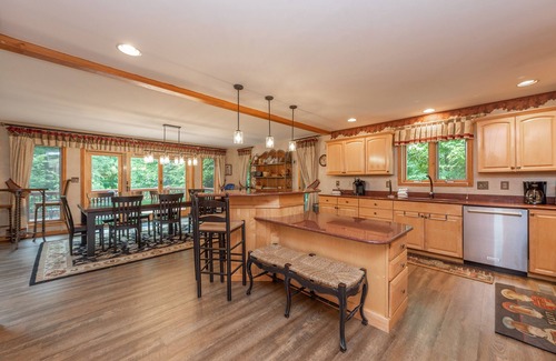 McHenry Casa | Serenity Now: casa frente al lago con piscina cubierta privada