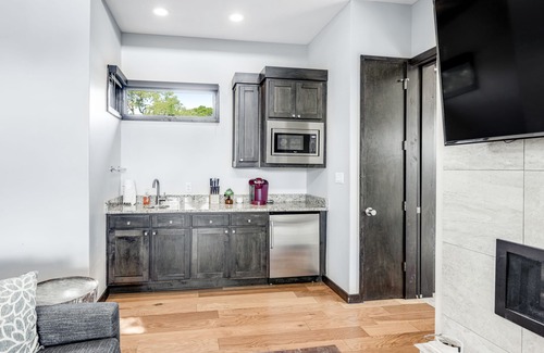 Spicewood Cabina | Dog-friendly lakeside cabin with alfresco patio, soaking tub, outdoor shower