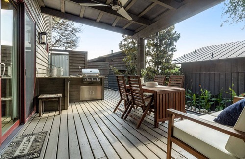 Spicewood Cabina | Dog-friendly lakeside cabin with alfresco patio, soaking tub, outdoor shower