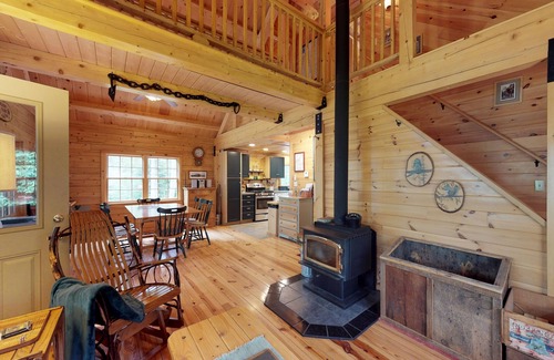Greenville Cabina | Cabaña de madera apta para perros con magníficas vistas al lago cerca de la playa y senderos para motos de nieve.