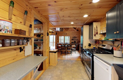 Greenville Cabina | Cabaña de madera apta para perros con magníficas vistas al lago cerca de la playa y senderos para motos de nieve.