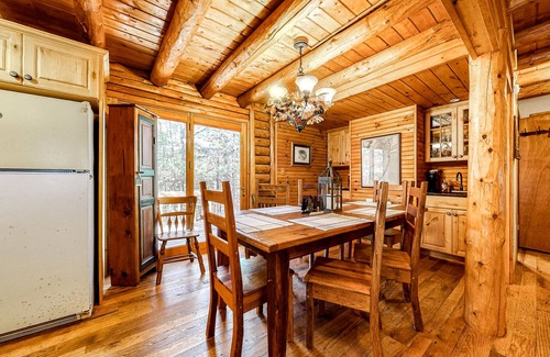 Cresco Cabina | Dog-friendly log cabin with great outdoor bar, firepit, fireplace & porches