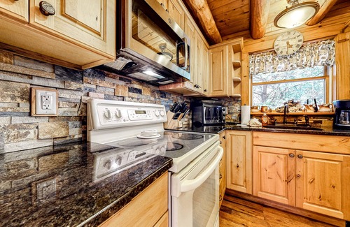 Cresco Cabina | Dog-friendly log cabin with great outdoor bar, firepit, fireplace & porches