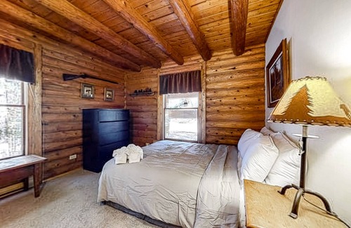Cresco Cabina | Dog-friendly log cabin with great outdoor bar, firepit, fireplace & porches