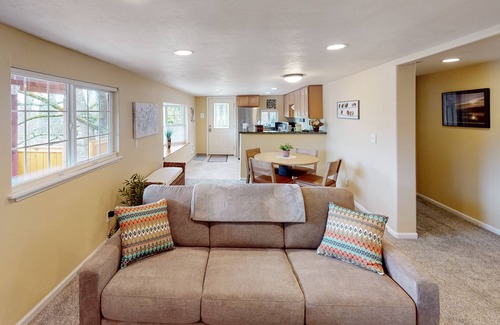 Friendly Casa | Dog-friendly lower level of duplex w/ enclosed deck, washer/dryer, mountain view