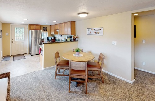 Friendly Casa | Dog-friendly lower level of duplex w/ enclosed deck, washer/dryer, mountain view